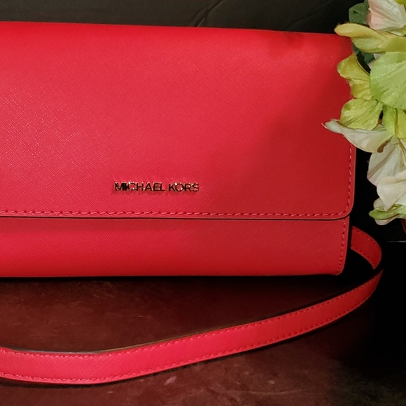 Michael Kors Handbags - NWT Michael Kors crossbody bag